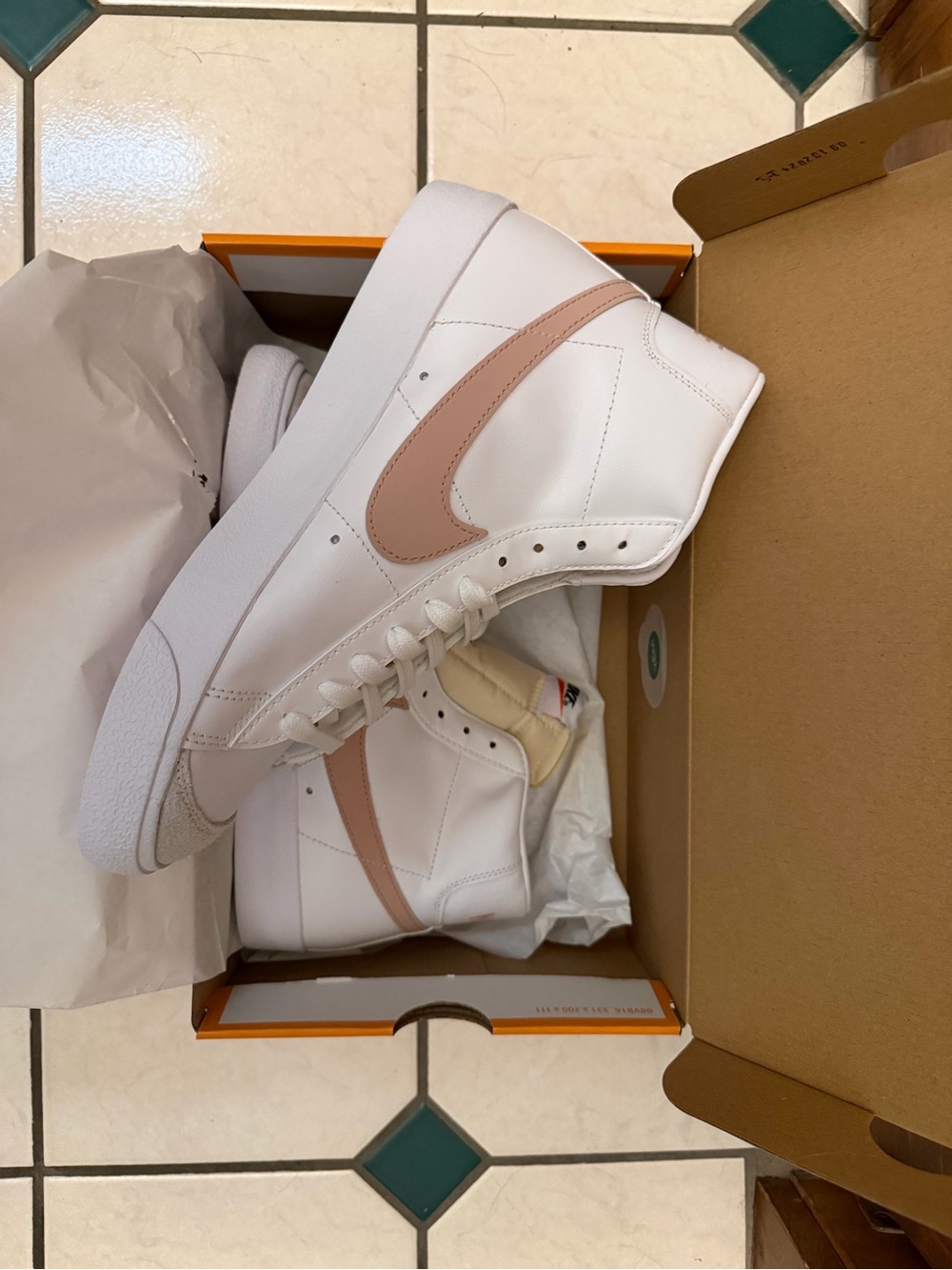 NWT - Nike Women’s Blazer Mid ‘77 Size 10